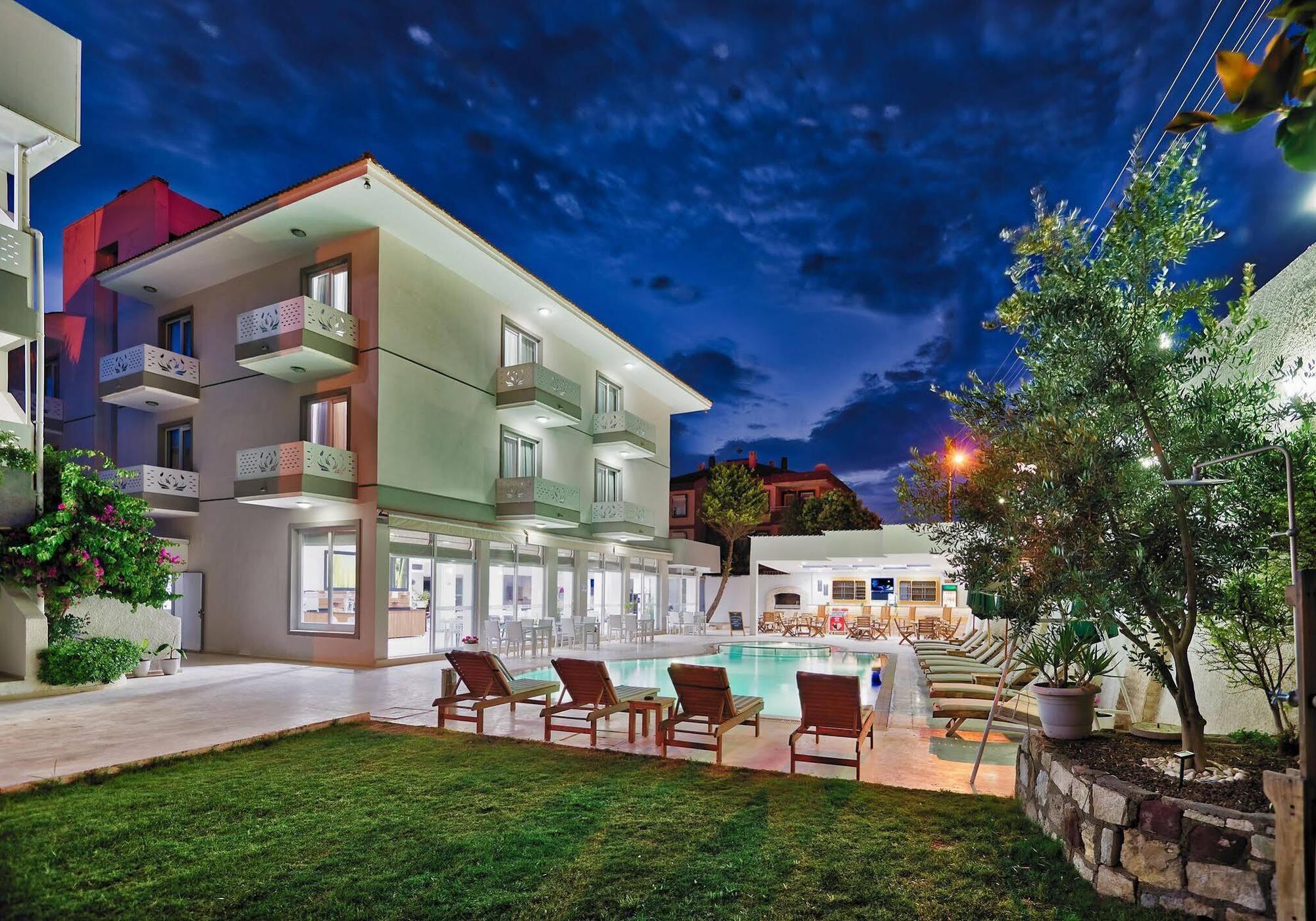 Ege Tulip Cesme Hotel Exterior photo